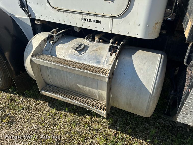 image for item EN4582 1993 Peterbilt 378 dump truck