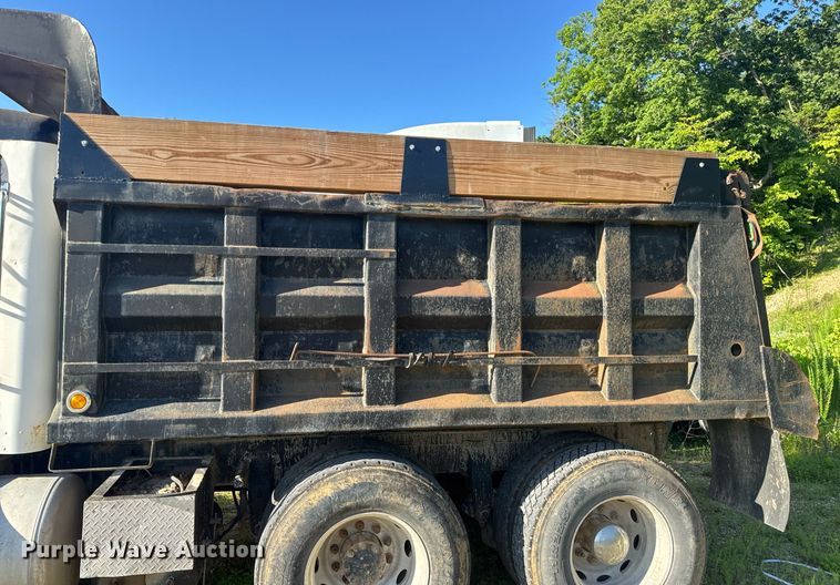 image for item EN4582 1993 Peterbilt 378 dump truck