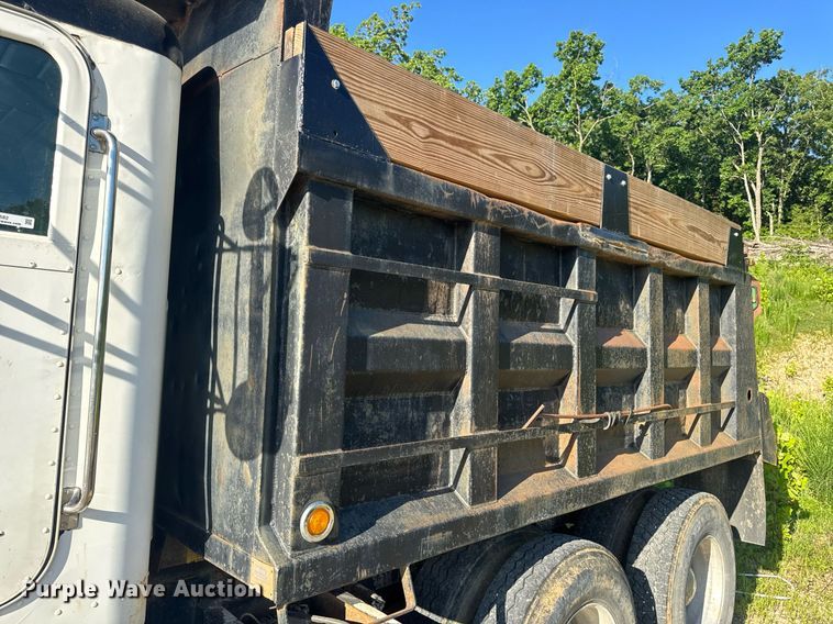 image for item EN4582 1993 Peterbilt 378 dump truck