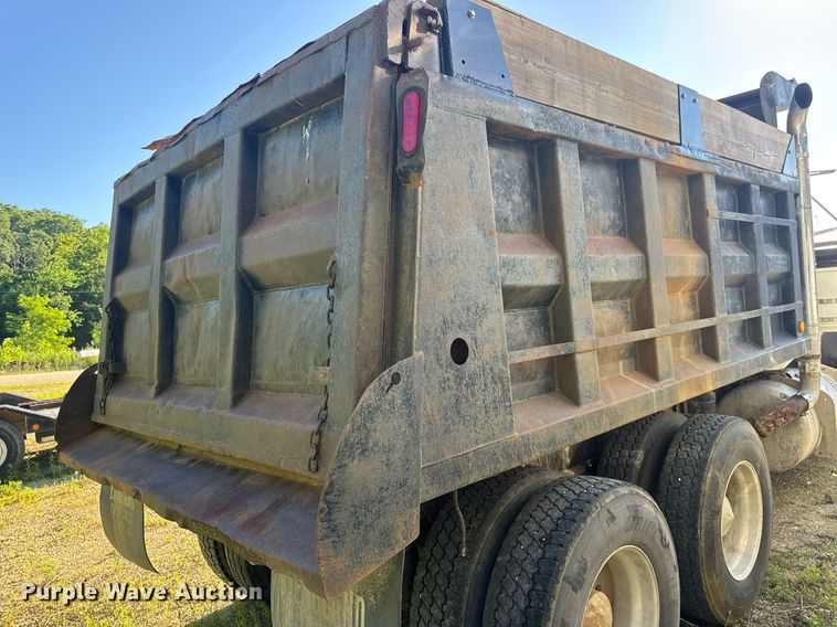 image for item EN4582 1993 Peterbilt 378 dump truck