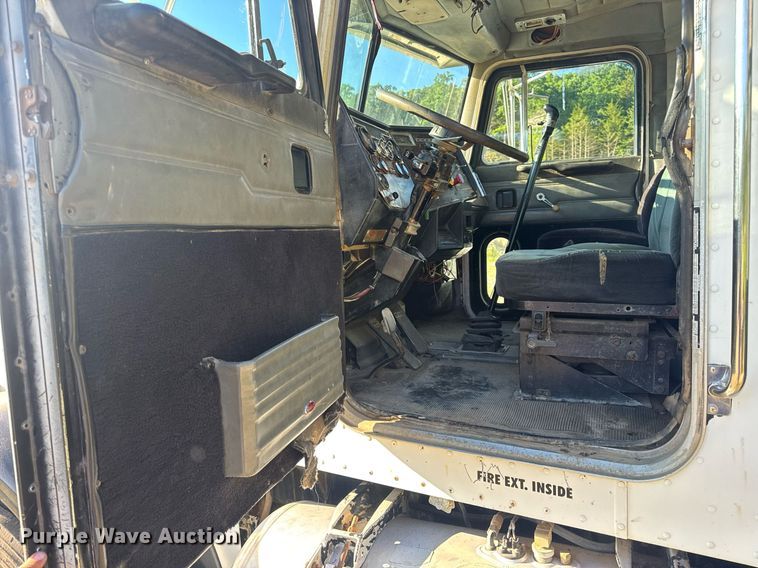 image for item EN4582 1993 Peterbilt 378 dump truck