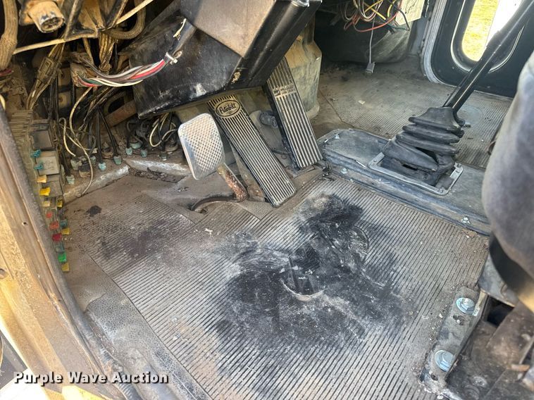 image for item EN4582 1993 Peterbilt 378 dump truck