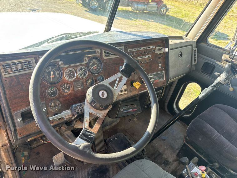 image for item EN4582 1993 Peterbilt 378 dump truck