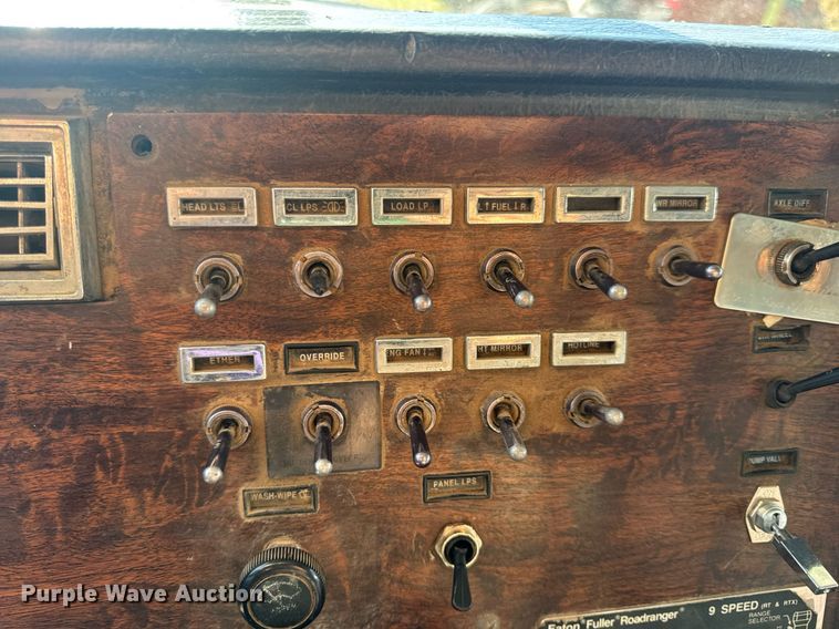 image for item EN4582 1993 Peterbilt 378 dump truck