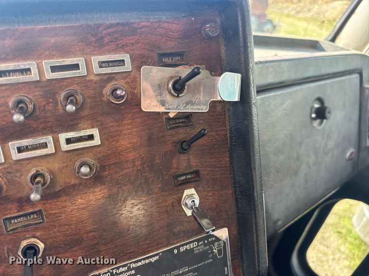 image for item EN4582 1993 Peterbilt 378 dump truck