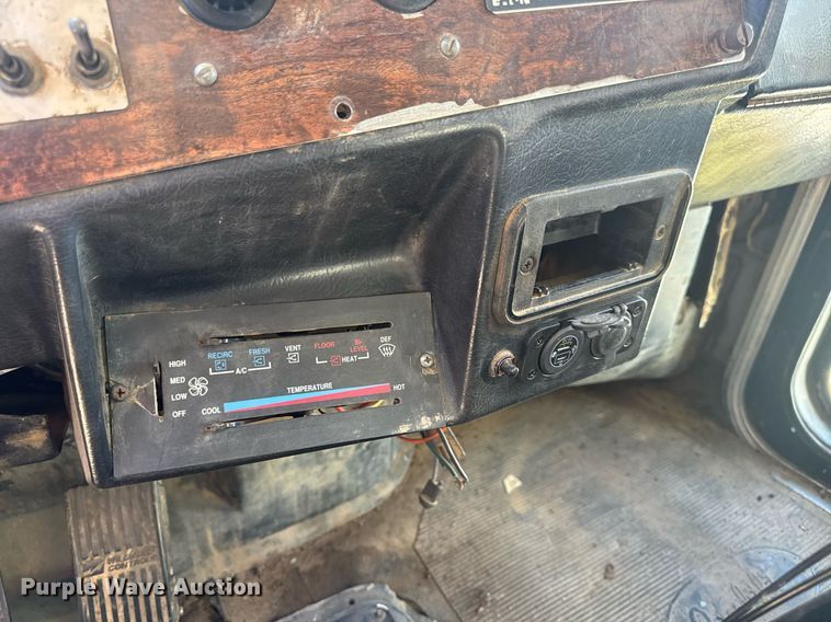 image for item EN4582 1993 Peterbilt 378 dump truck