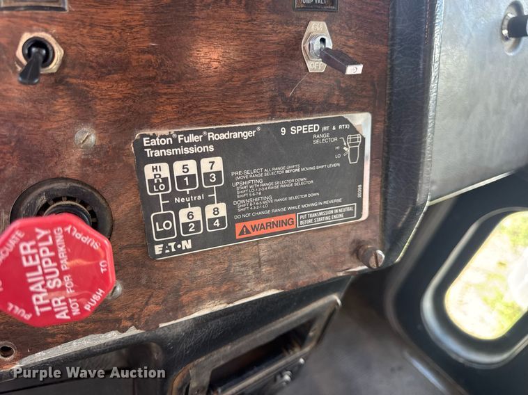 image for item EN4582 1993 Peterbilt 378 dump truck