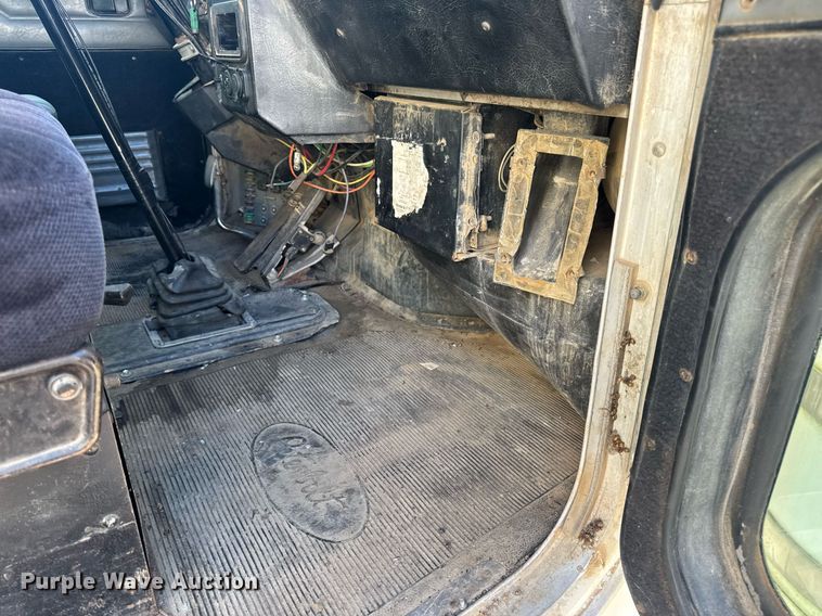 image for item EN4582 1993 Peterbilt 378 dump truck