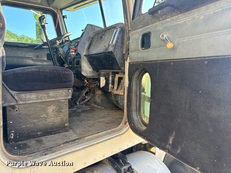 image for item EN4582 1993 Peterbilt 378 dump truck