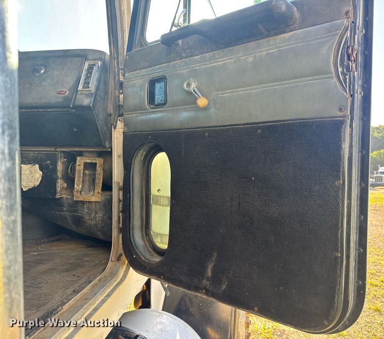 image for item EN4582 1993 Peterbilt 378 dump truck