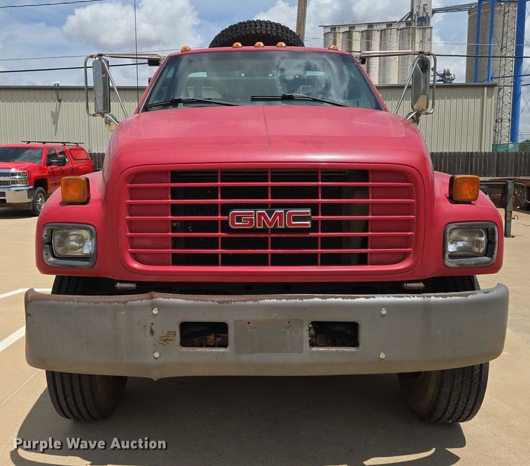 image for item EN8111 2001 GMC  C7500 winch truck