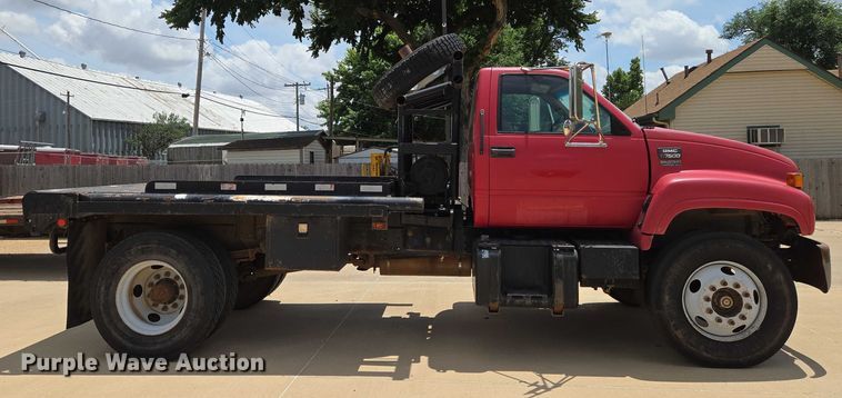 image for item EN8111 2001 GMC  C7500 winch truck