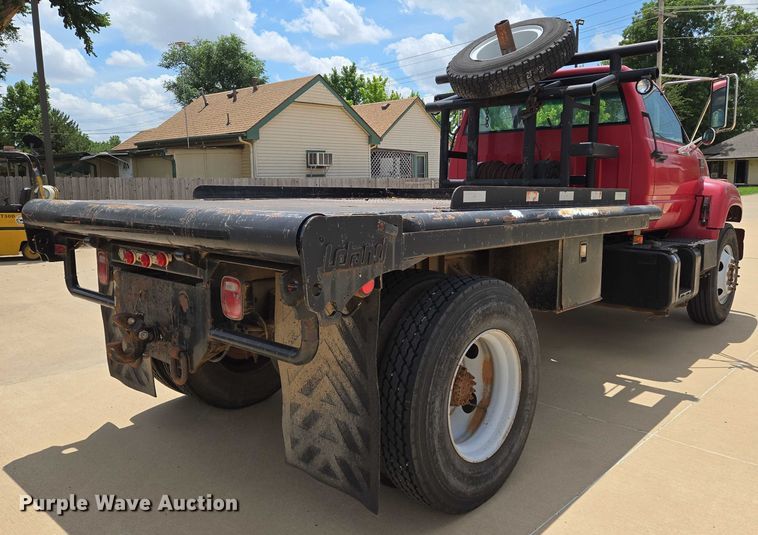 image for item EN8111 2001 GMC  C7500 winch truck