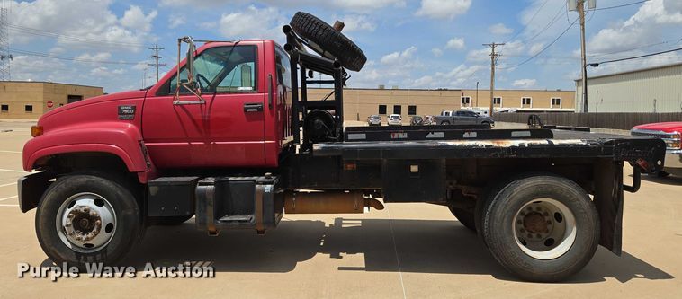 image for item EN8111 2001 GMC  C7500 winch truck