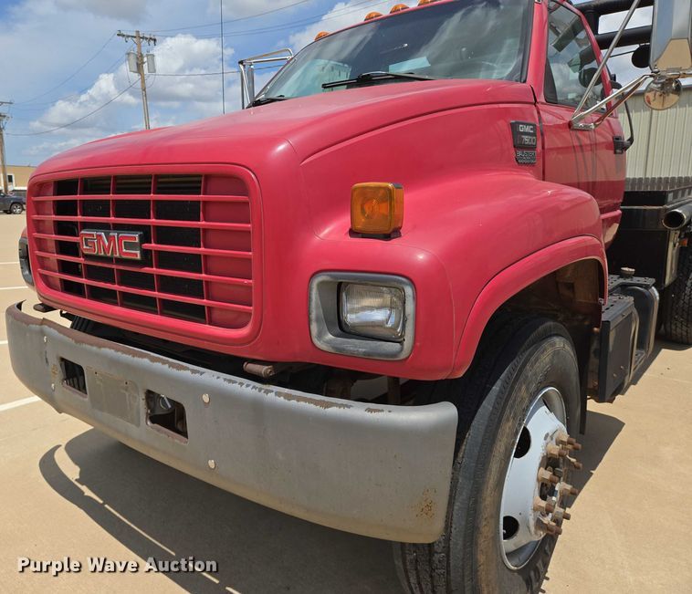 image for item EN8111 2001 GMC  C7500 winch truck