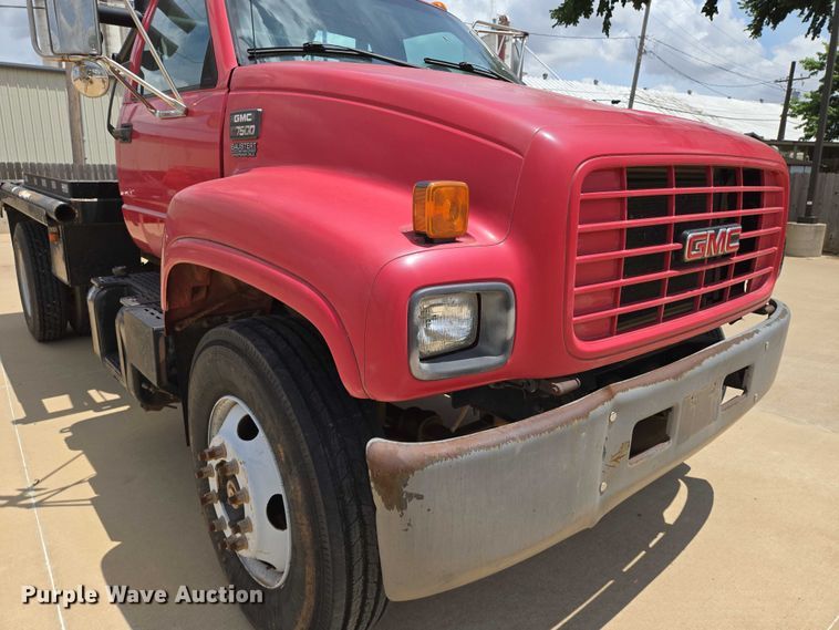 image for item EN8111 2001 GMC  C7500 winch truck