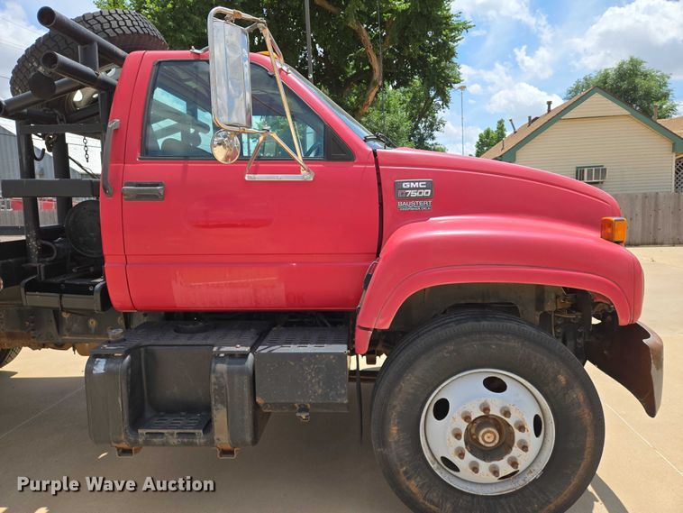 image for item EN8111 2001 GMC  C7500 winch truck