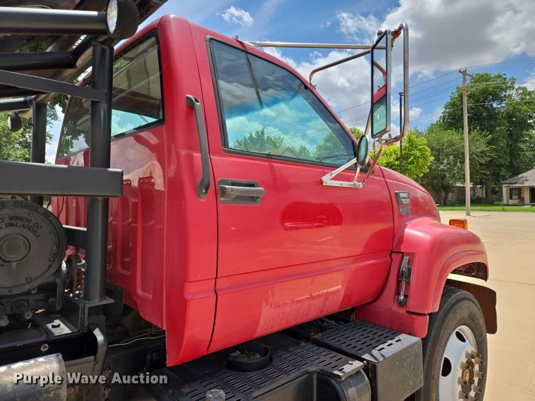 image for item EN8111 2001 GMC  C7500 winch truck