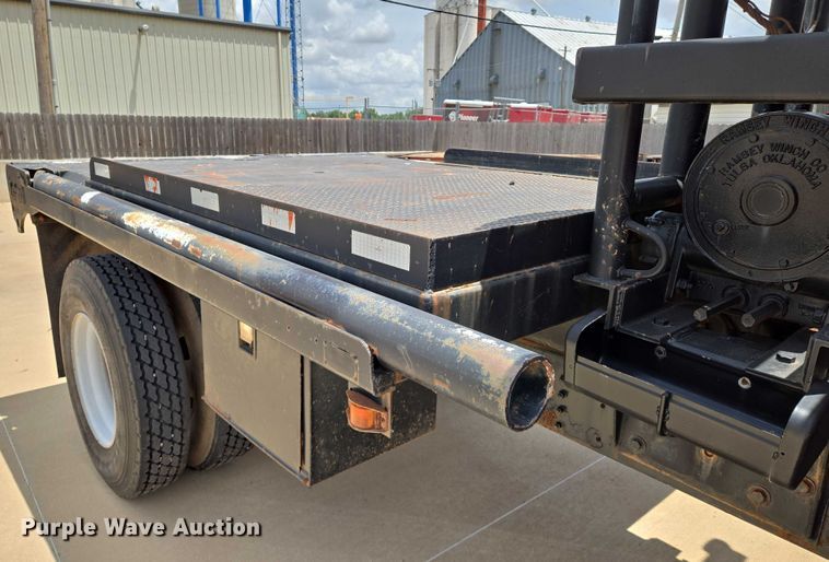 image for item EN8111 2001 GMC  C7500 winch truck