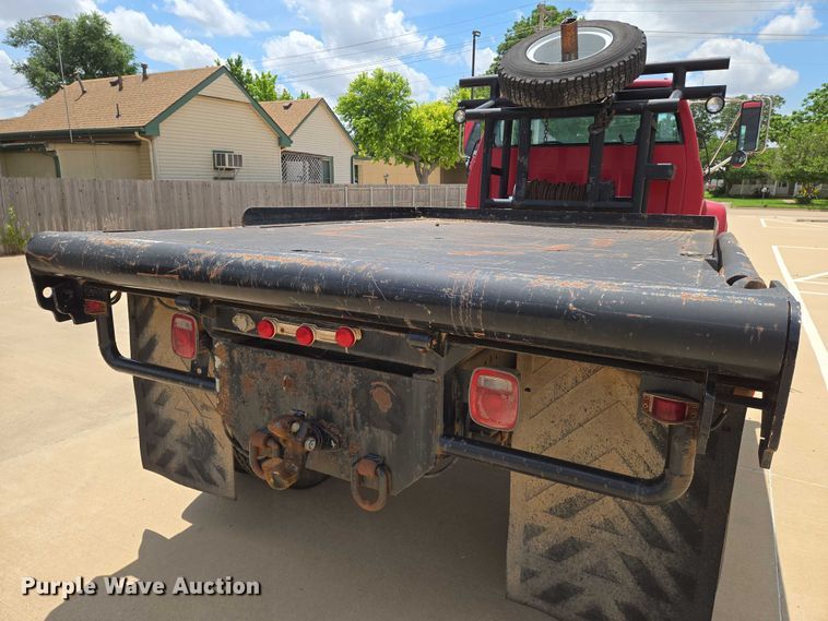 image for item EN8111 2001 GMC  C7500 winch truck