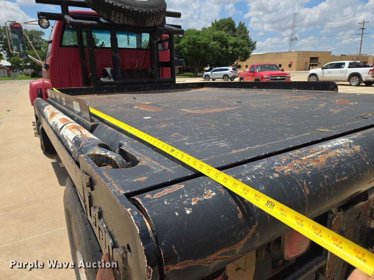 image for item EN8111 2001 GMC  C7500 winch truck