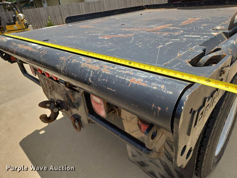 image for item EN8111 2001 GMC  C7500 winch truck