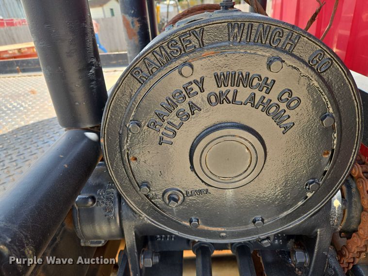 image for item EN8111 2001 GMC  C7500 winch truck