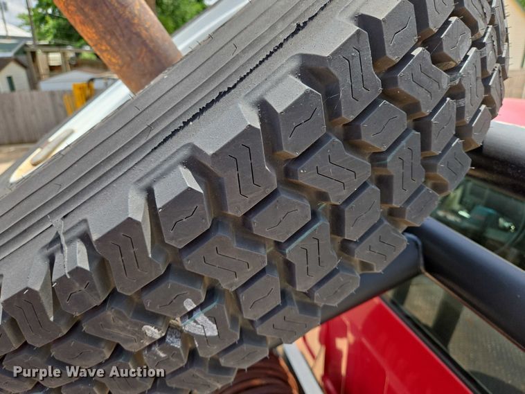 image for item EN8111 2001 GMC  C7500 winch truck