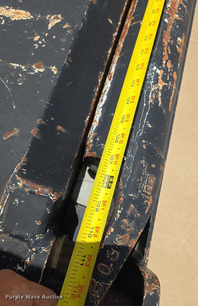 image for item EN8111 2001 GMC  C7500 winch truck