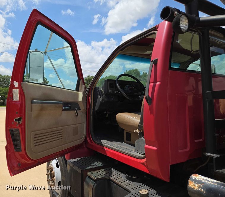 image for item EN8111 2001 GMC  C7500 winch truck