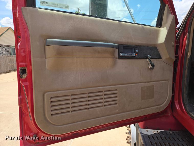 image for item EN8111 2001 GMC  C7500 winch truck