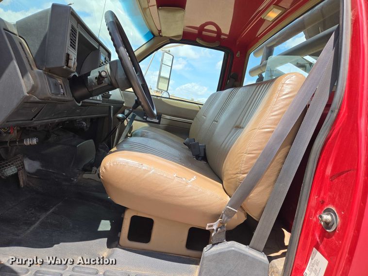 image for item EN8111 2001 GMC  C7500 winch truck