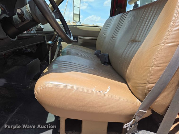 image for item EN8111 2001 GMC  C7500 winch truck