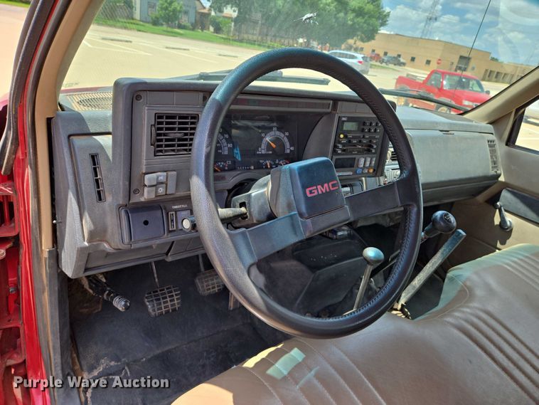 image for item EN8111 2001 GMC  C7500 winch truck