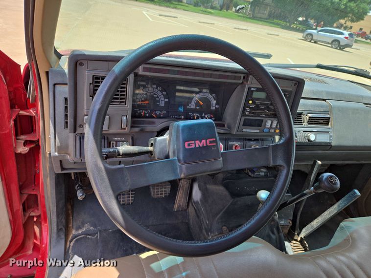 image for item EN8111 2001 GMC  C7500 winch truck