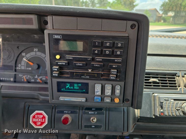 image for item EN8111 2001 GMC  C7500 winch truck