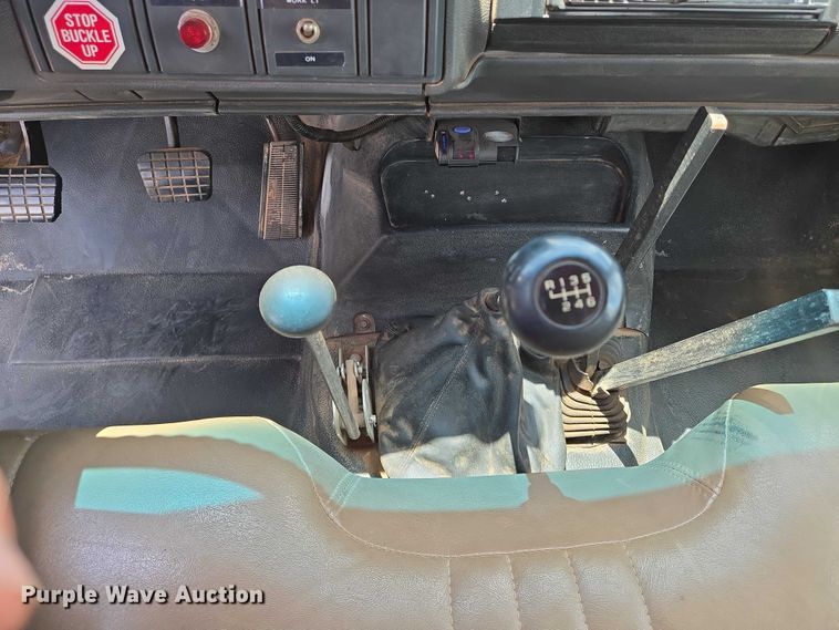 image for item EN8111 2001 GMC  C7500 winch truck