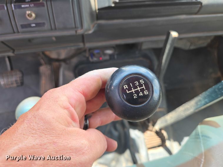 image for item EN8111 2001 GMC  C7500 winch truck