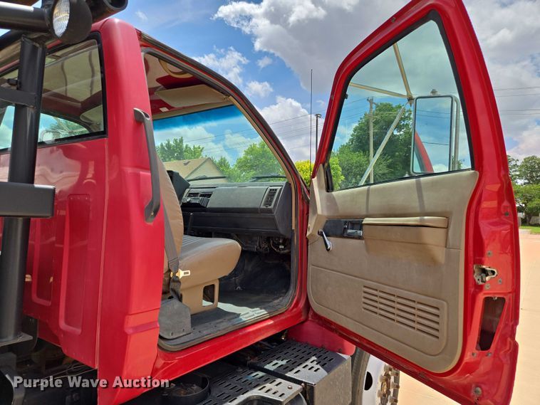 image for item EN8111 2001 GMC  C7500 winch truck