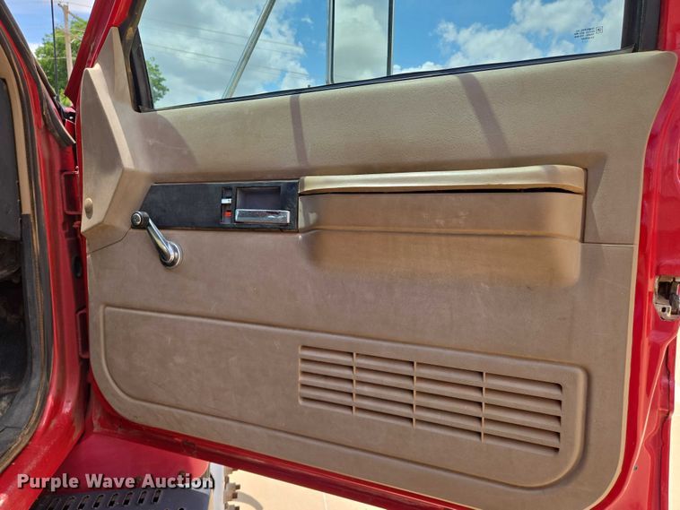 image for item EN8111 2001 GMC  C7500 winch truck