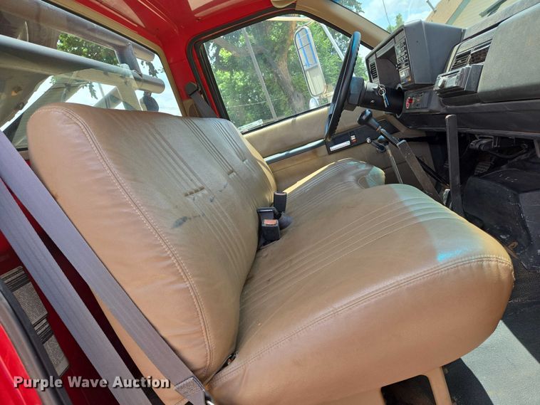 image for item EN8111 2001 GMC  C7500 winch truck