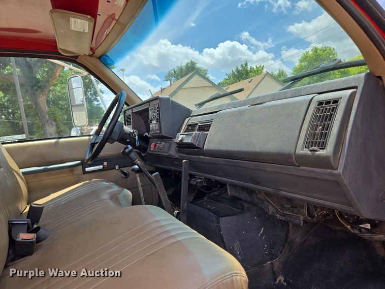 image for item EN8111 2001 GMC  C7500 winch truck