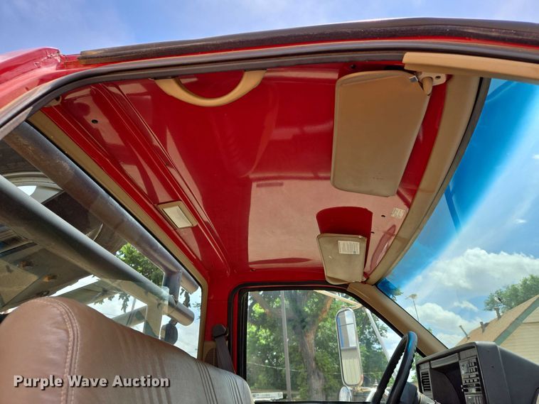 image for item EN8111 2001 GMC  C7500 winch truck