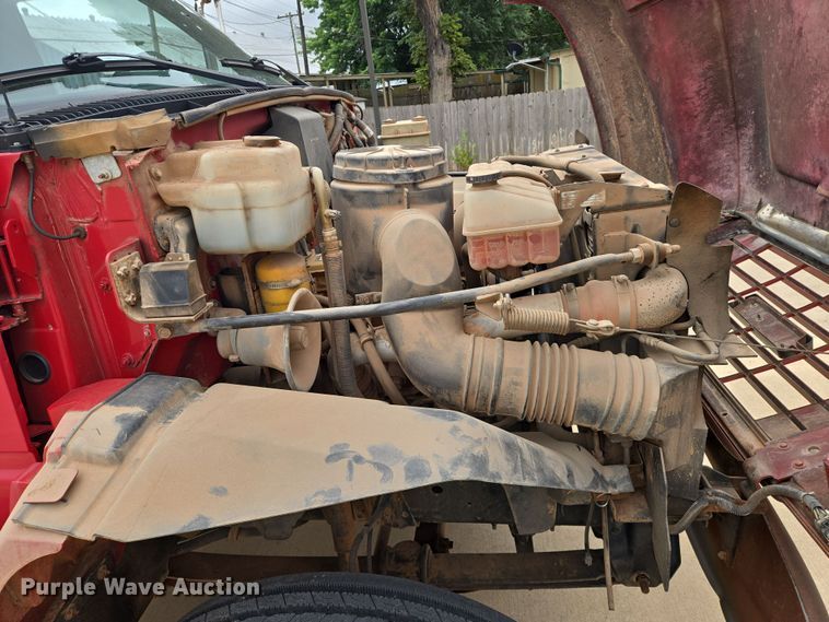 image for item EN8111 2001 GMC  C7500 winch truck