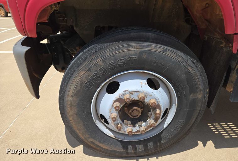 image for item EN8111 2001 GMC  C7500 winch truck