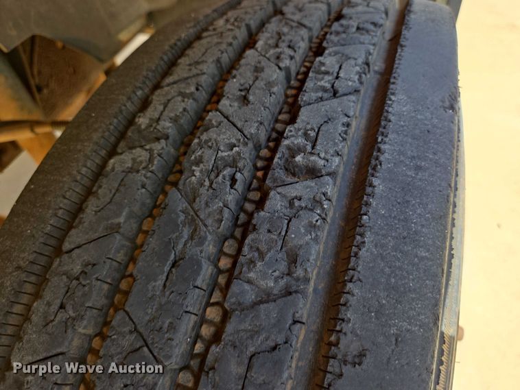 image for item EN8111 2001 GMC  C7500 winch truck