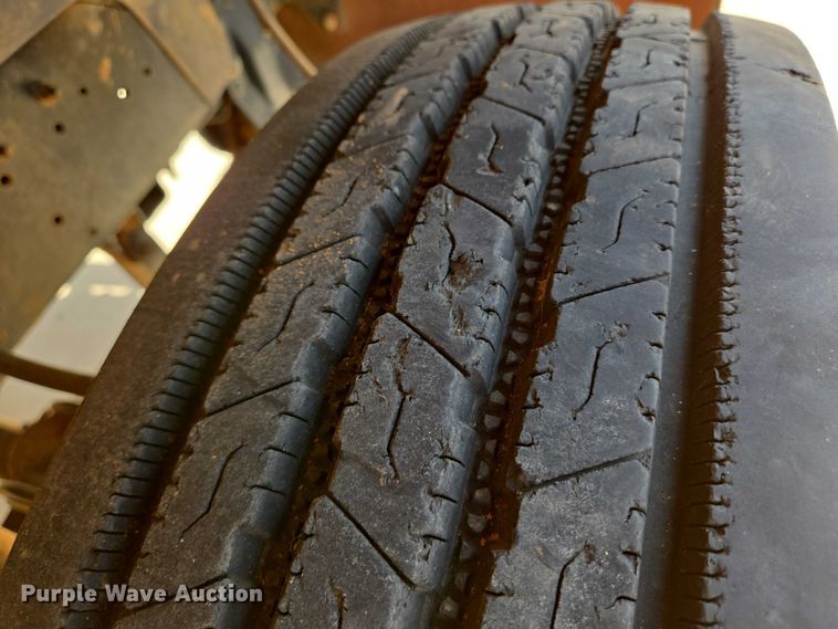 image for item EN8111 2001 GMC  C7500 winch truck