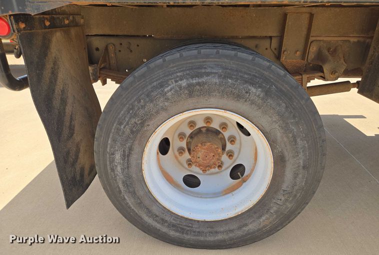 image for item EN8111 2001 GMC  C7500 winch truck