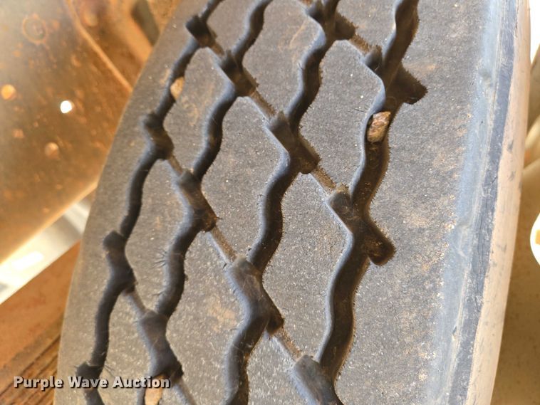 image for item EN8111 2001 GMC  C7500 winch truck