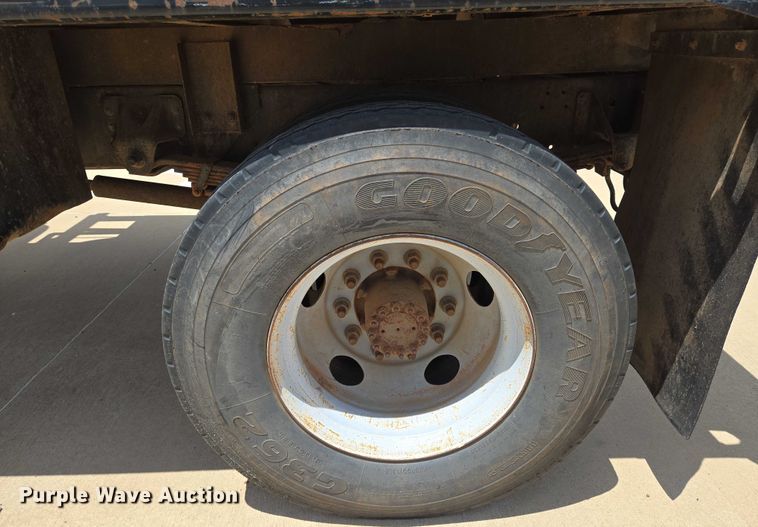 image for item EN8111 2001 GMC  C7500 winch truck